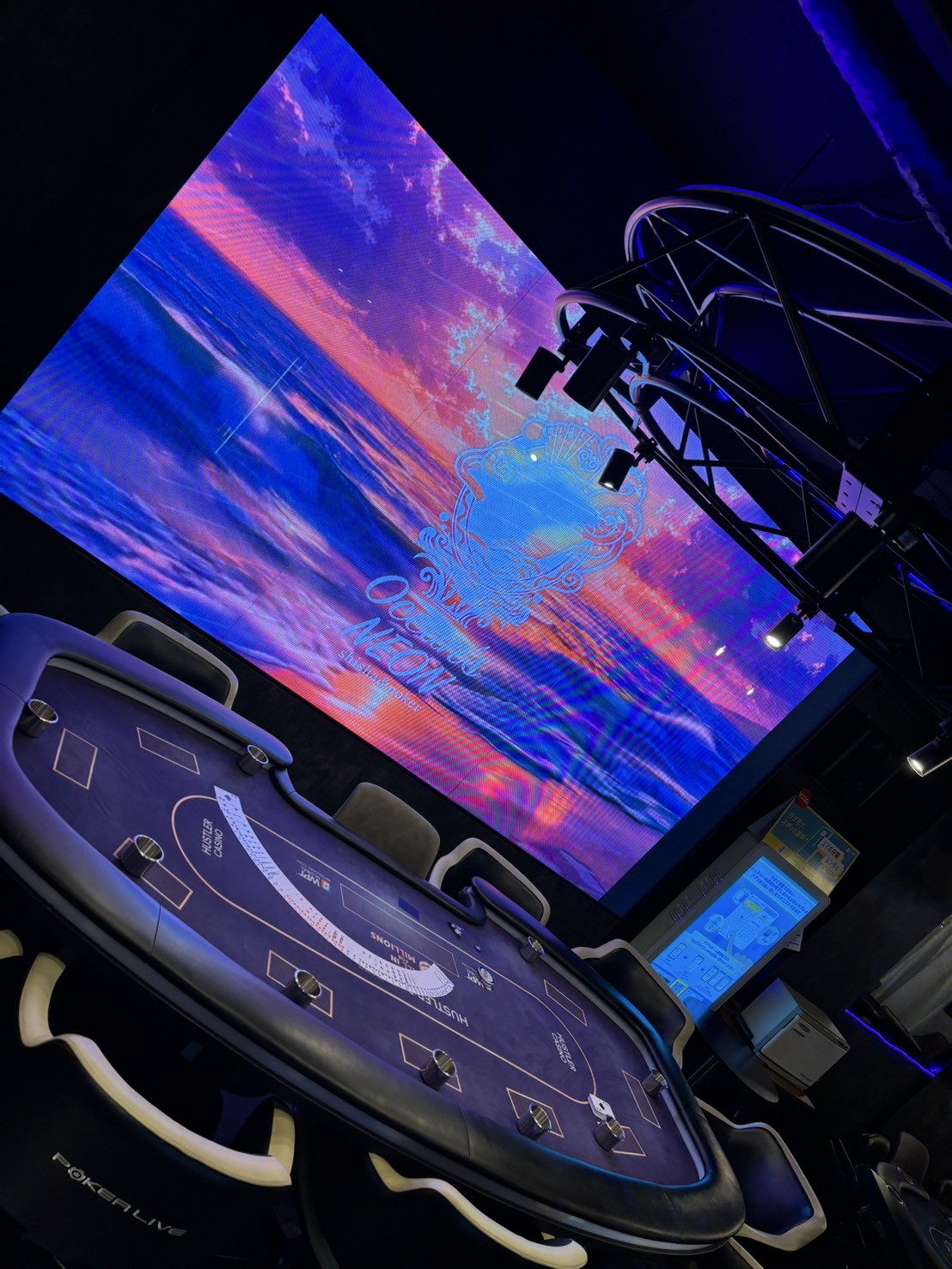 Ocean's NEON スライド1